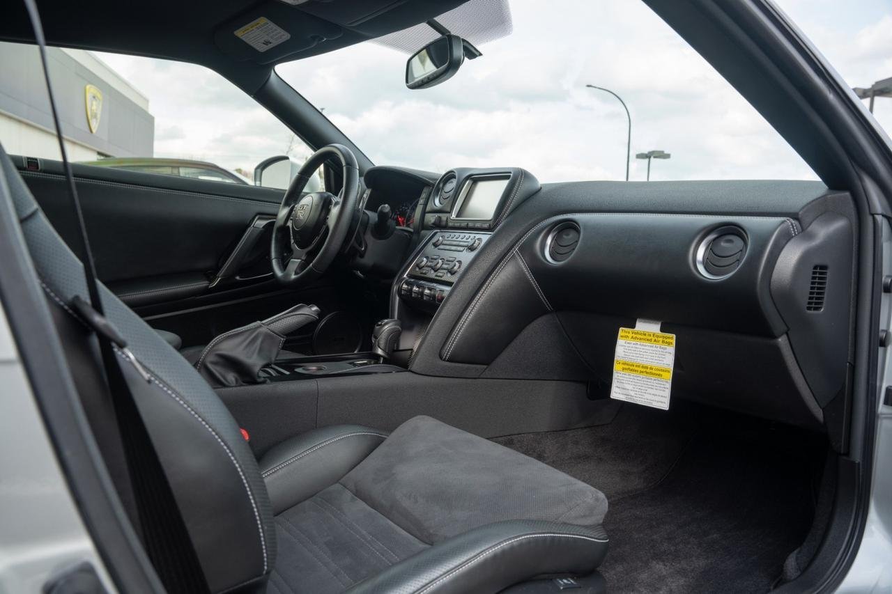 2015 Nissan GT-R Premium (2)