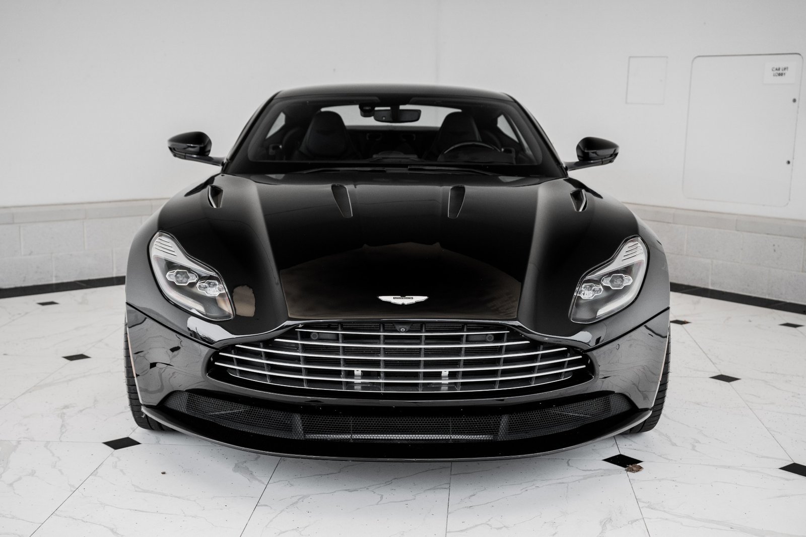 2018 ASTON MARTIN DB11 V12 (1)