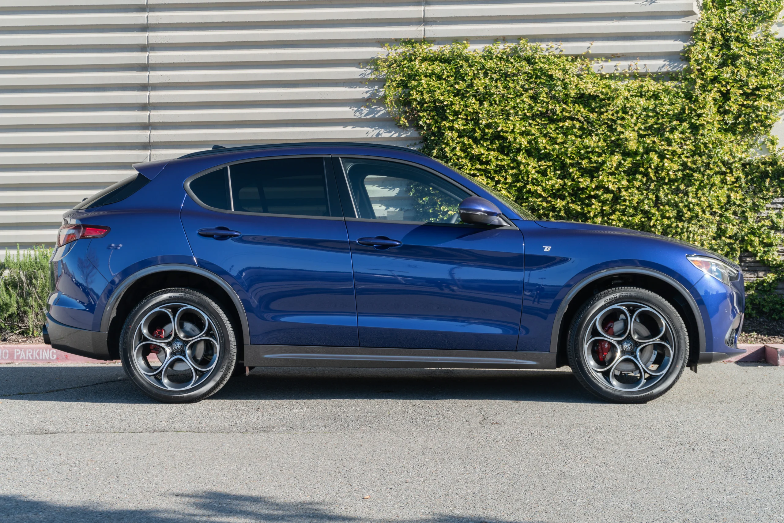 New 2022 Alfa Romeo Stelvio TI AWD Sport Utility (6)