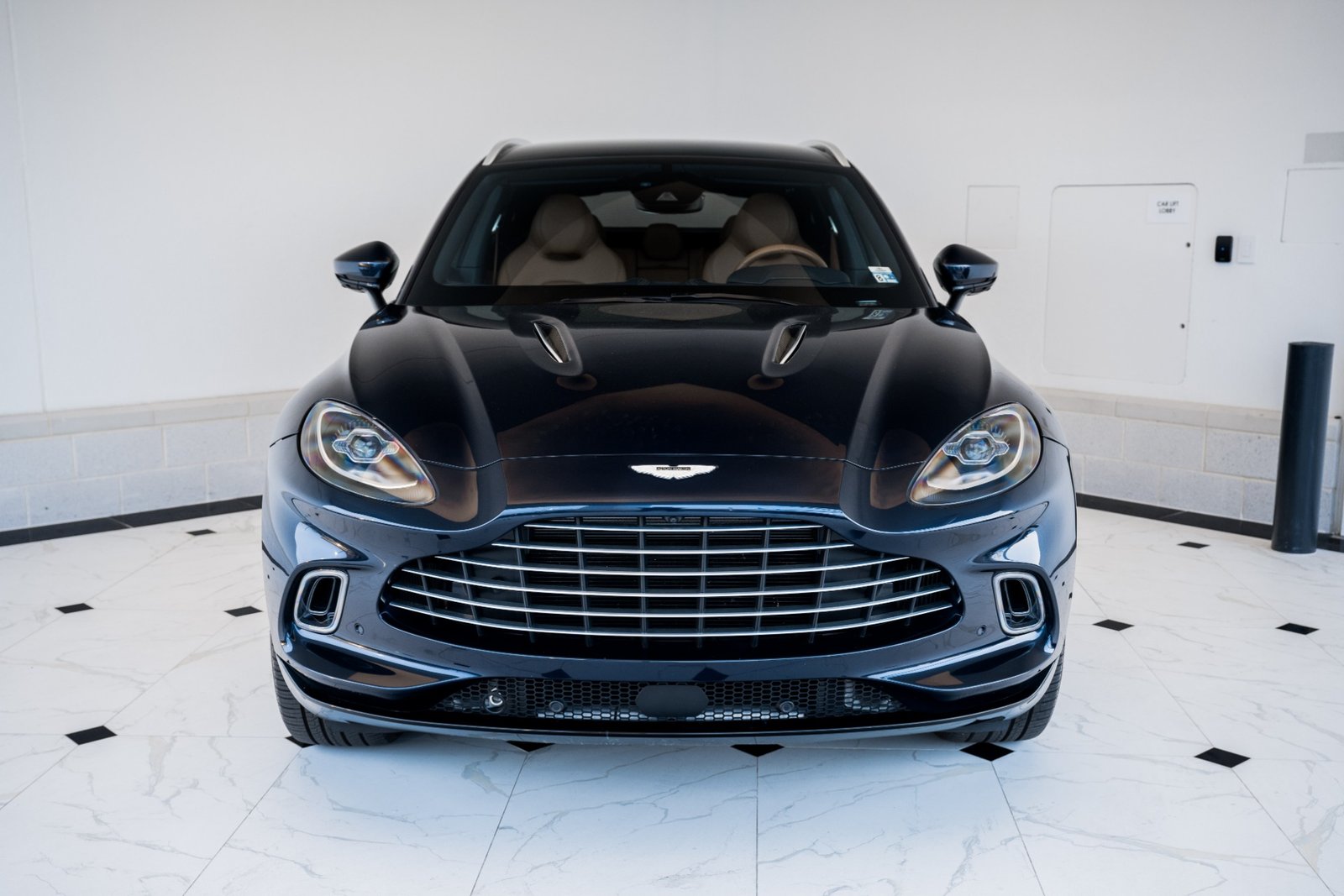 Used 2021 ASTON MARTIN DBX 550 (1)