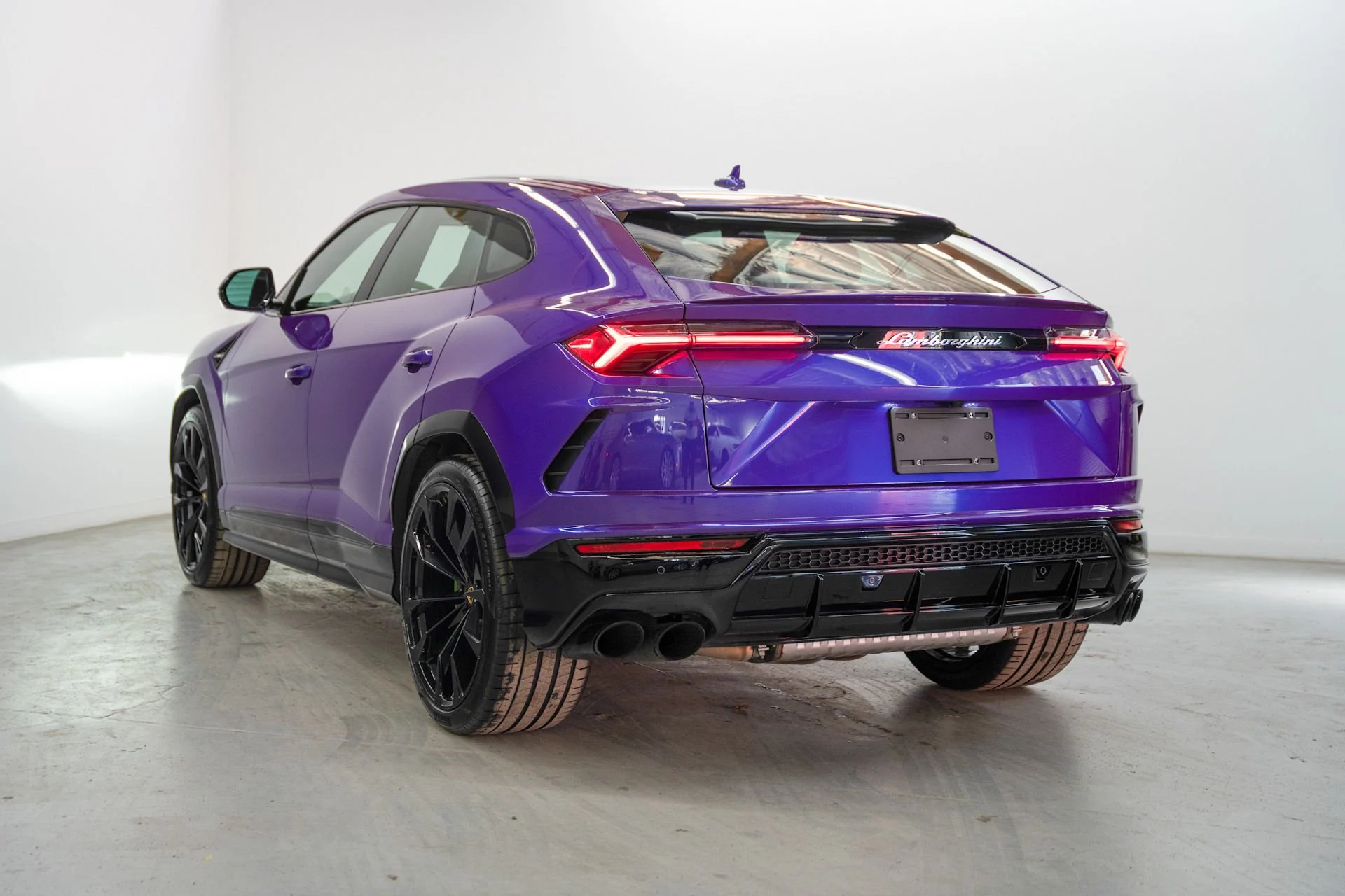 Used 2022 Lamborghini Urus suv (26)