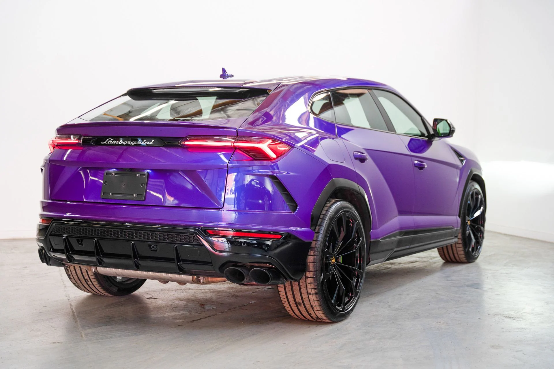 Used 2022 Lamborghini Urus suv (6)