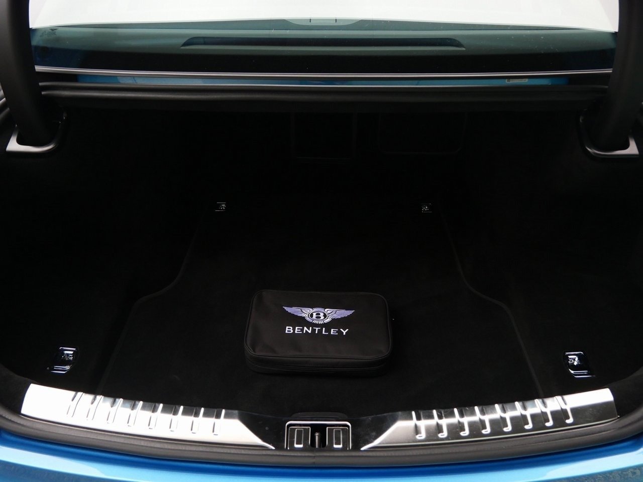Buy 2023 Bentley Flying Spur S Sedan (5)