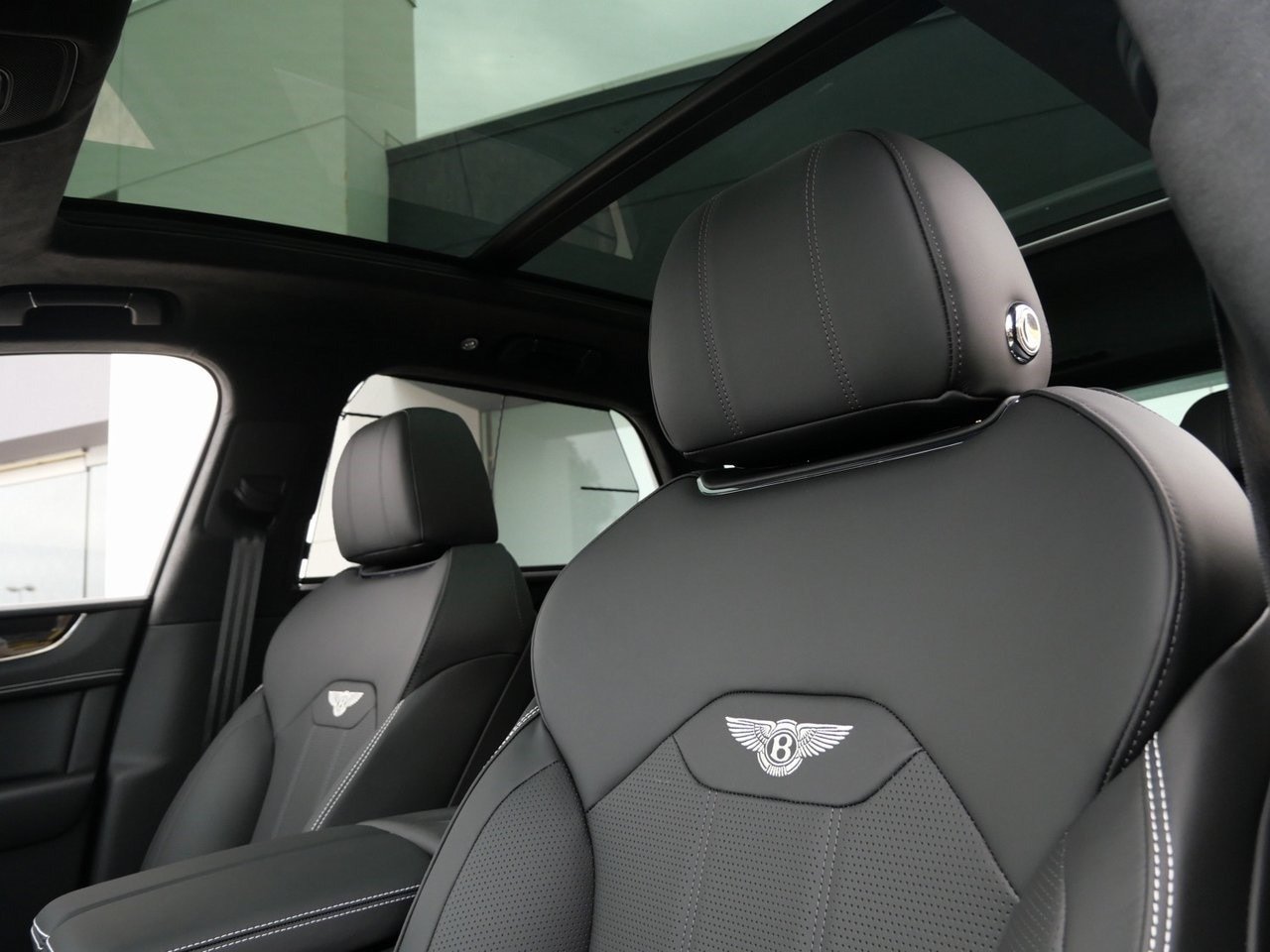 Buy 2024 Bentley Bentayga V8 SUV (10)