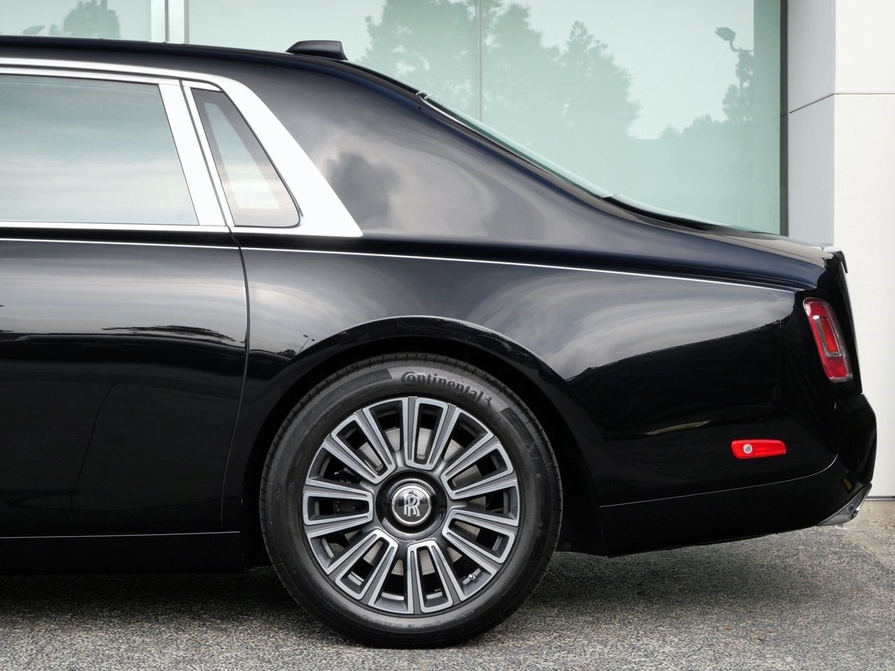 Buy Used 2022 Rolls-Royce Phantom (31)