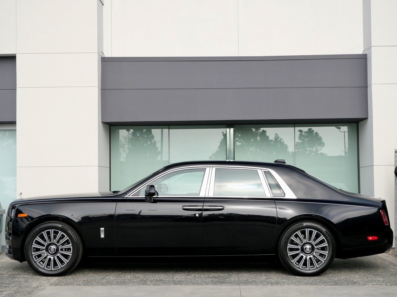 Buy Used 2022 Rolls-Royce Phantom (8)