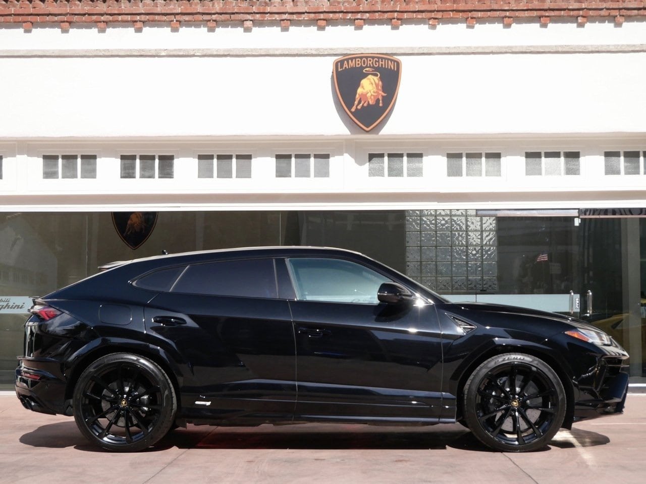 Pre Owned 2023 Lamborghini Urus S (12)