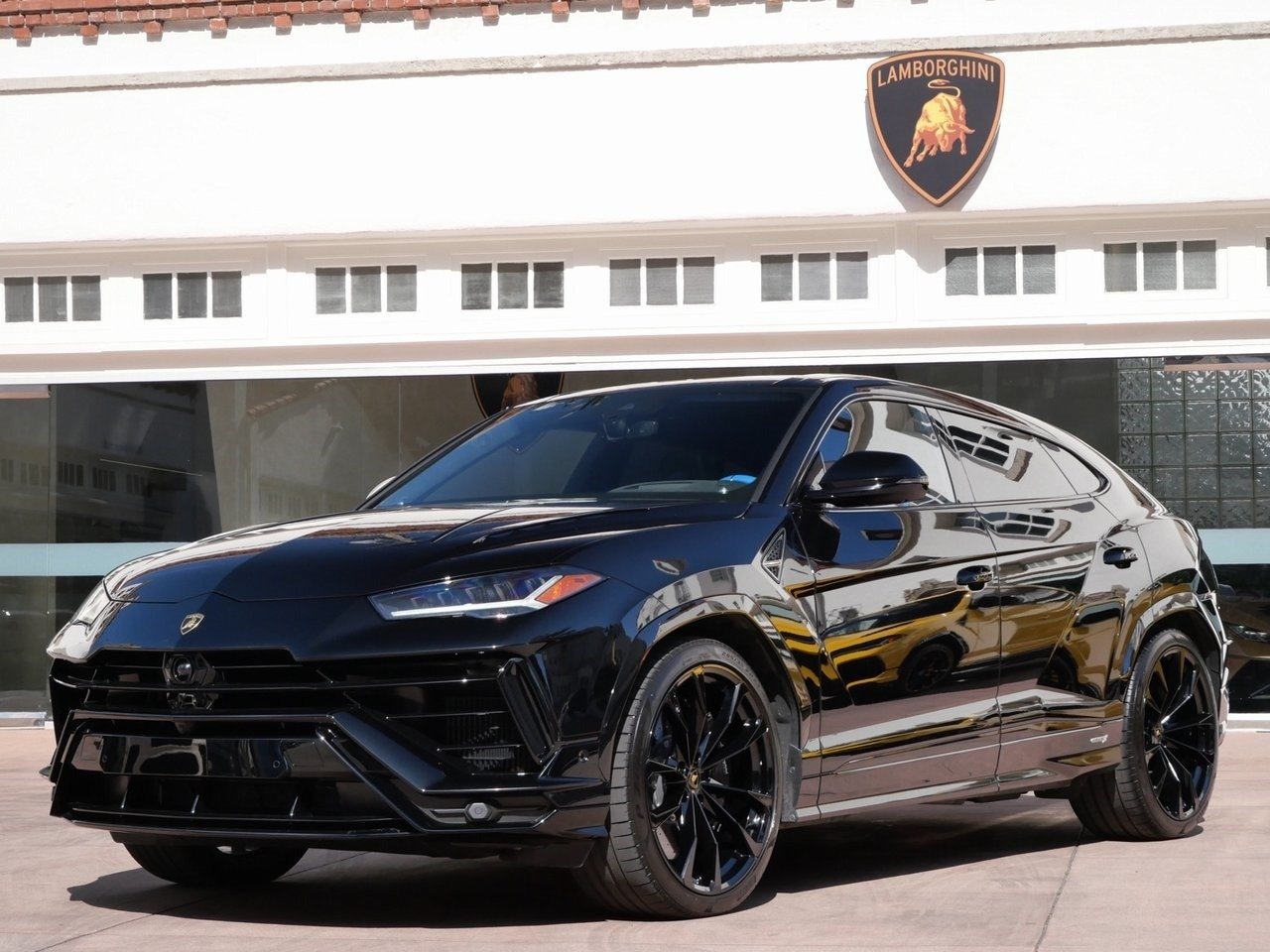 Pre Owned 2023 Lamborghini Urus S (2)