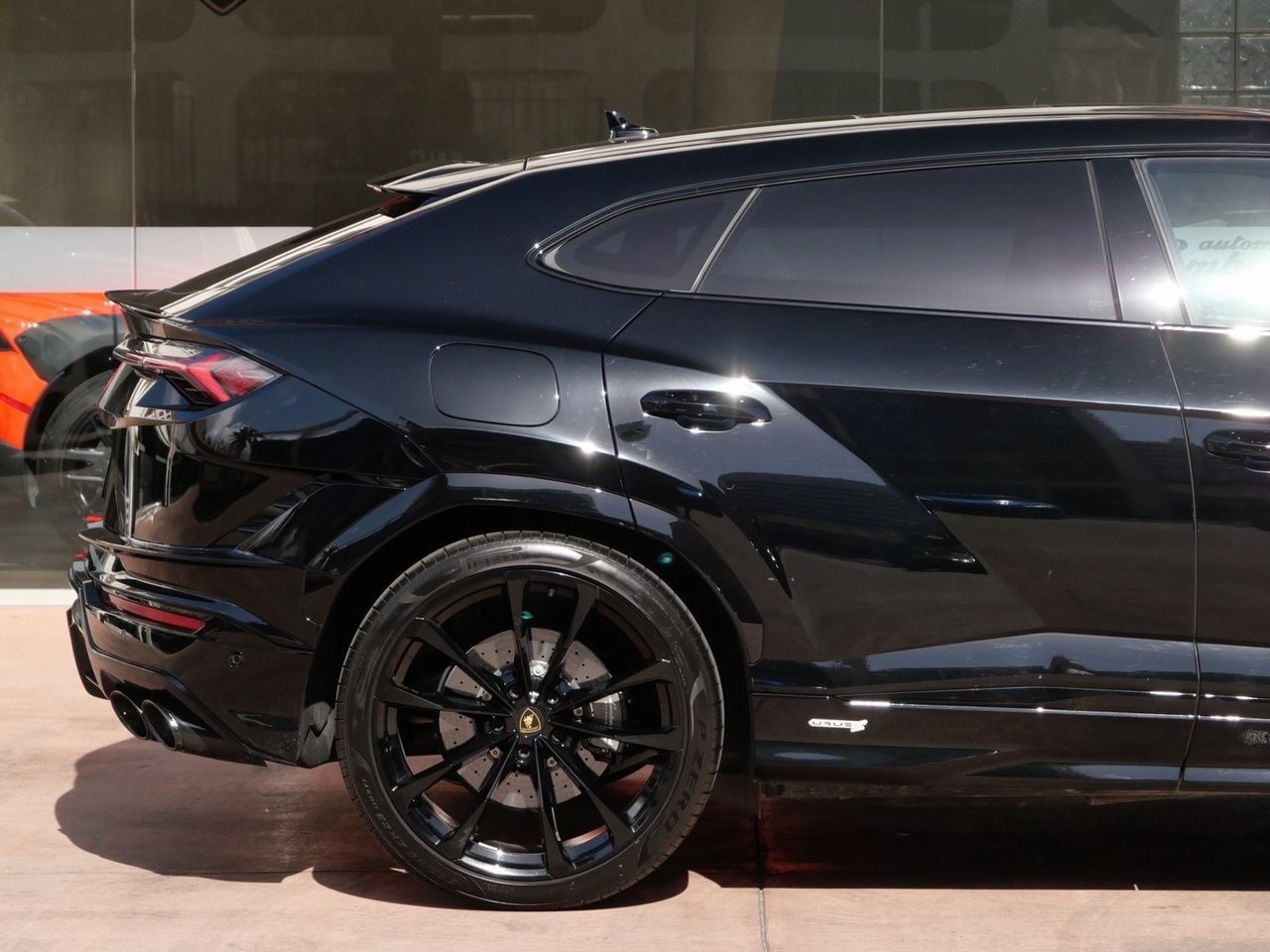 Pre Owned 2023 Lamborghini Urus S (3)