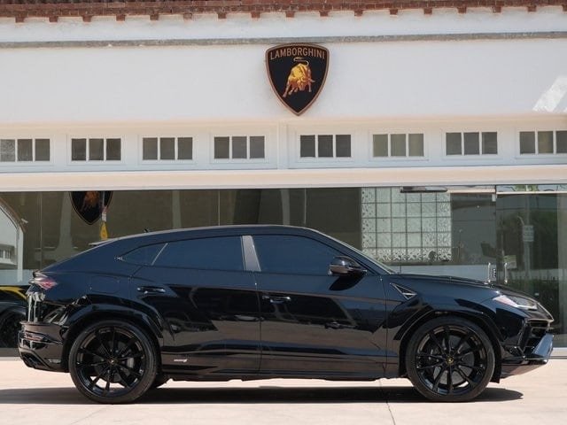 used 2023 Lamborghini Urus S (30)